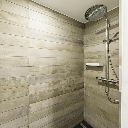 Daire Boddenluemmel In Der Seefahrtschule