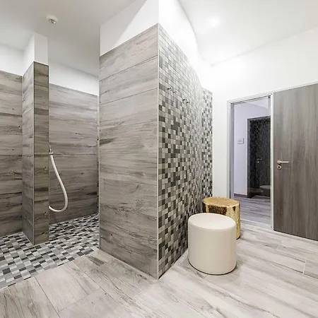 Daire Boddenluemmel In Der Seefahrtschule *